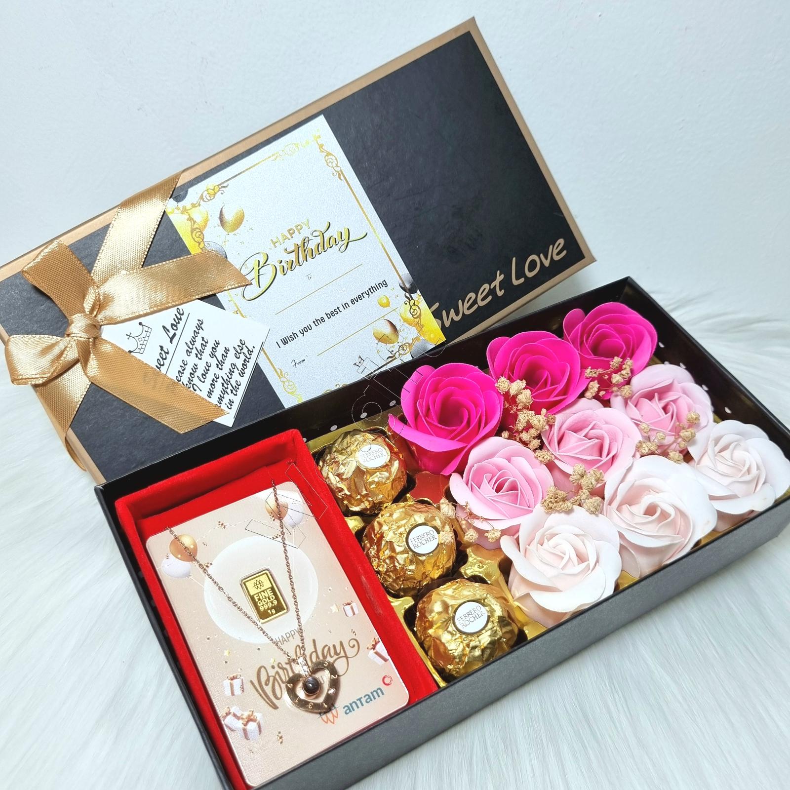SLF1KRL Hampers Valentine, Ultah, dll: Kado Flower Box LM, Coklat Ferrero & Kalung Titanium Love warnaβ¦
