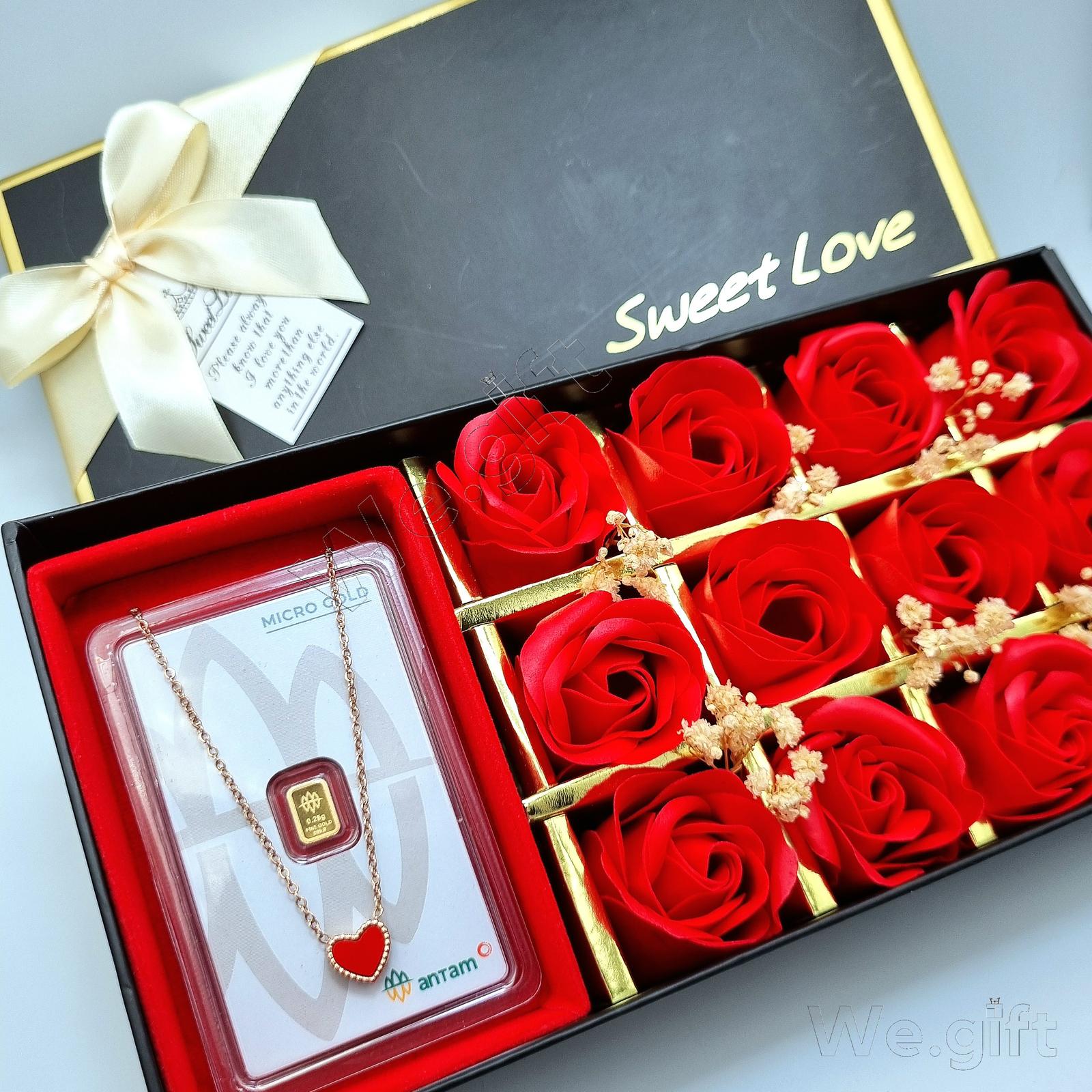 SL025KT Kado Flower Box LM & Kalung Titanium Hampers Ultah, Anniversary, pernikahan, Valentine, dll -…